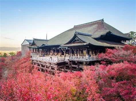 Chùa Kiyomizu-dera: Một Nơi Thánh Thiêng Lững Lờ Trên Sườn Núi Với Cảnh Quang Breattaking!