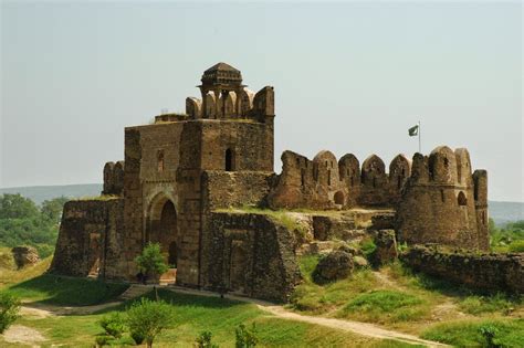  Rohtas Fort: Khám Phá Kiệt Tác Kiến Trúc Quân Sự Cổ Đại của Pakistan!