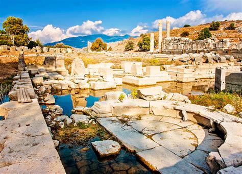  Xanthos Antik Kenti: Một Phế Trụ Lịch Sử Vĩ Đại và Biển Aegean Xanh Ngát!